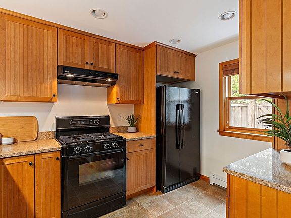4th image of 38 Warwick St Unit 38