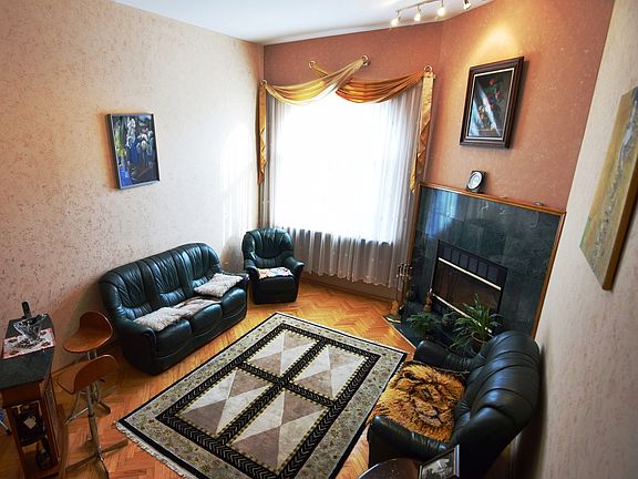 3rd image of 90 Portage Ave