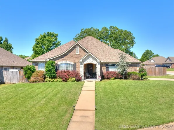 2008 N 8th St, Broken Arrow, OK 74012