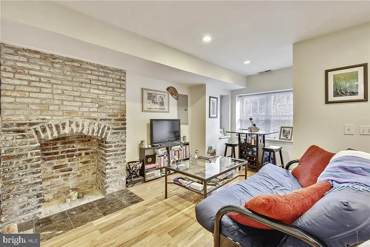 1 bed, 1.0 bath, 2100 sqft, $1,650 — Photo 2
