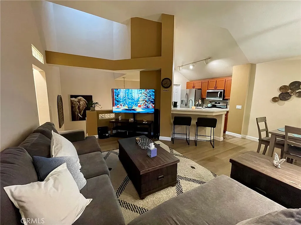 2 bed, 1046 sqft, $4,950 — Photo 1