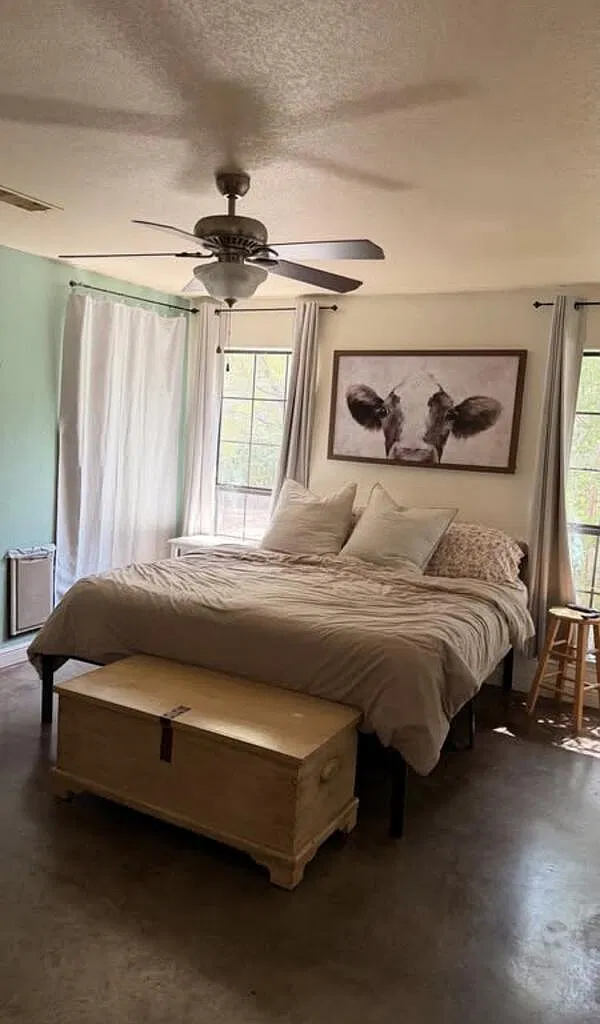 3 bed, 2.0 bath, 2556 sqft, $2,500 — Photo 1