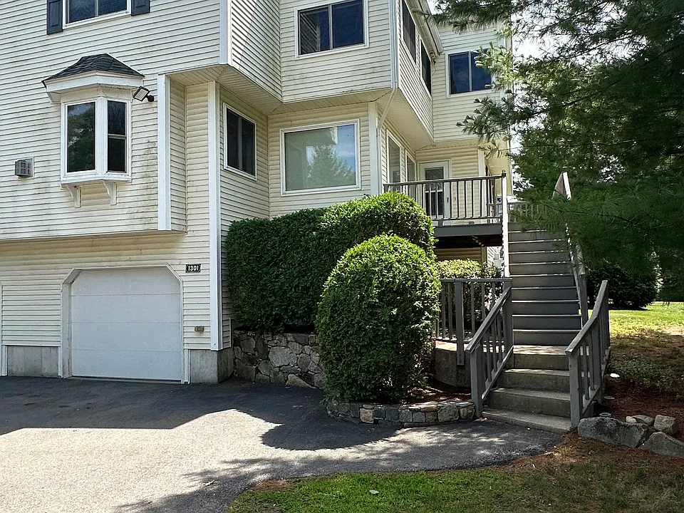 1301 Old Bridge Ln #1301