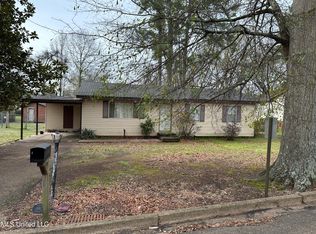 520 Choctaw St E, Magee, MS 39111