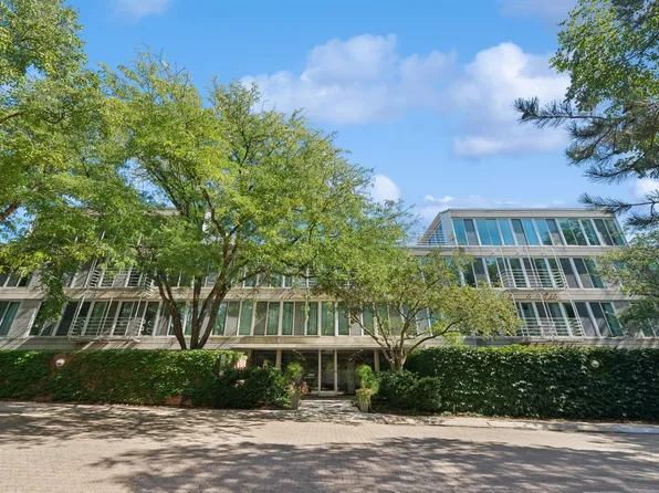 2525 Wellington Ct APT 302, Evanston, IL 60201