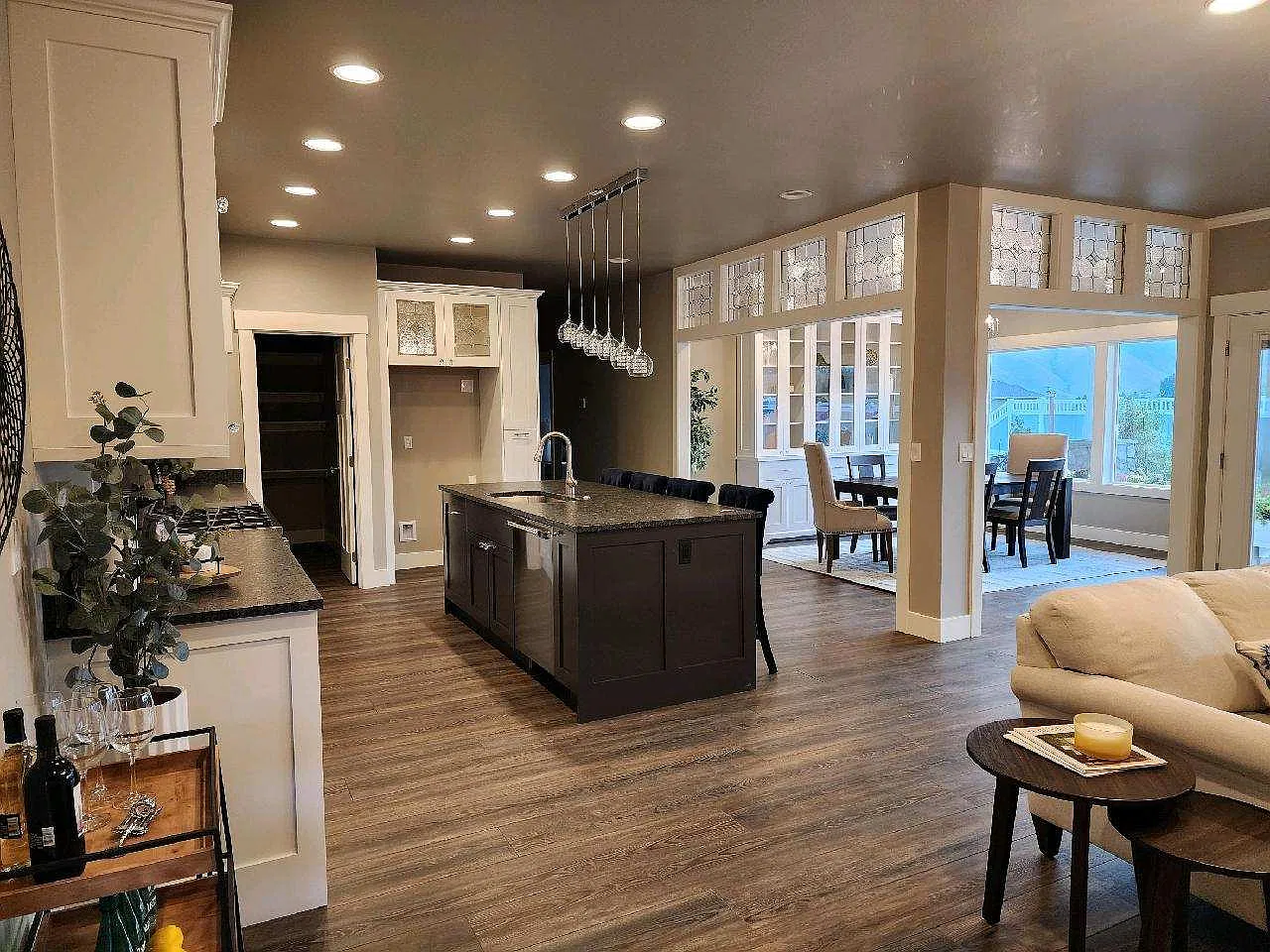 5 bed, 5.5 bath, 5882 sqft, $4,500 — Photo 3
