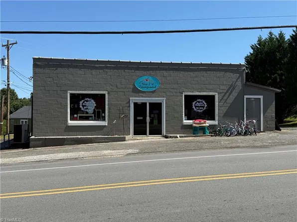309 S Main St, Yadkinville, NC 27055