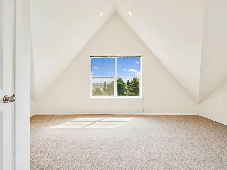 410 W Barrett St — Photo 18