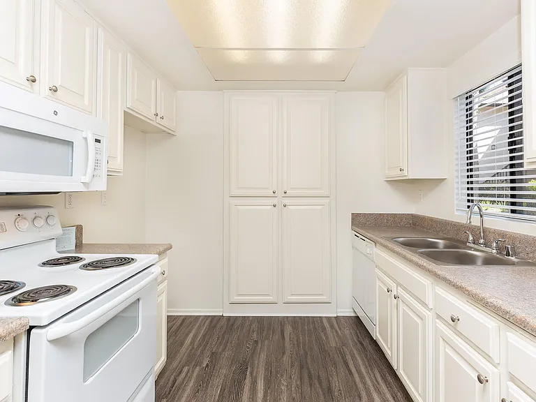 Emerald Court Apartment Homes — Photo 38