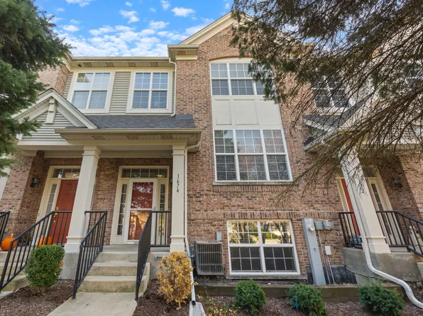 1674 Deer Pointe Dr, South Elgin, IL 60177