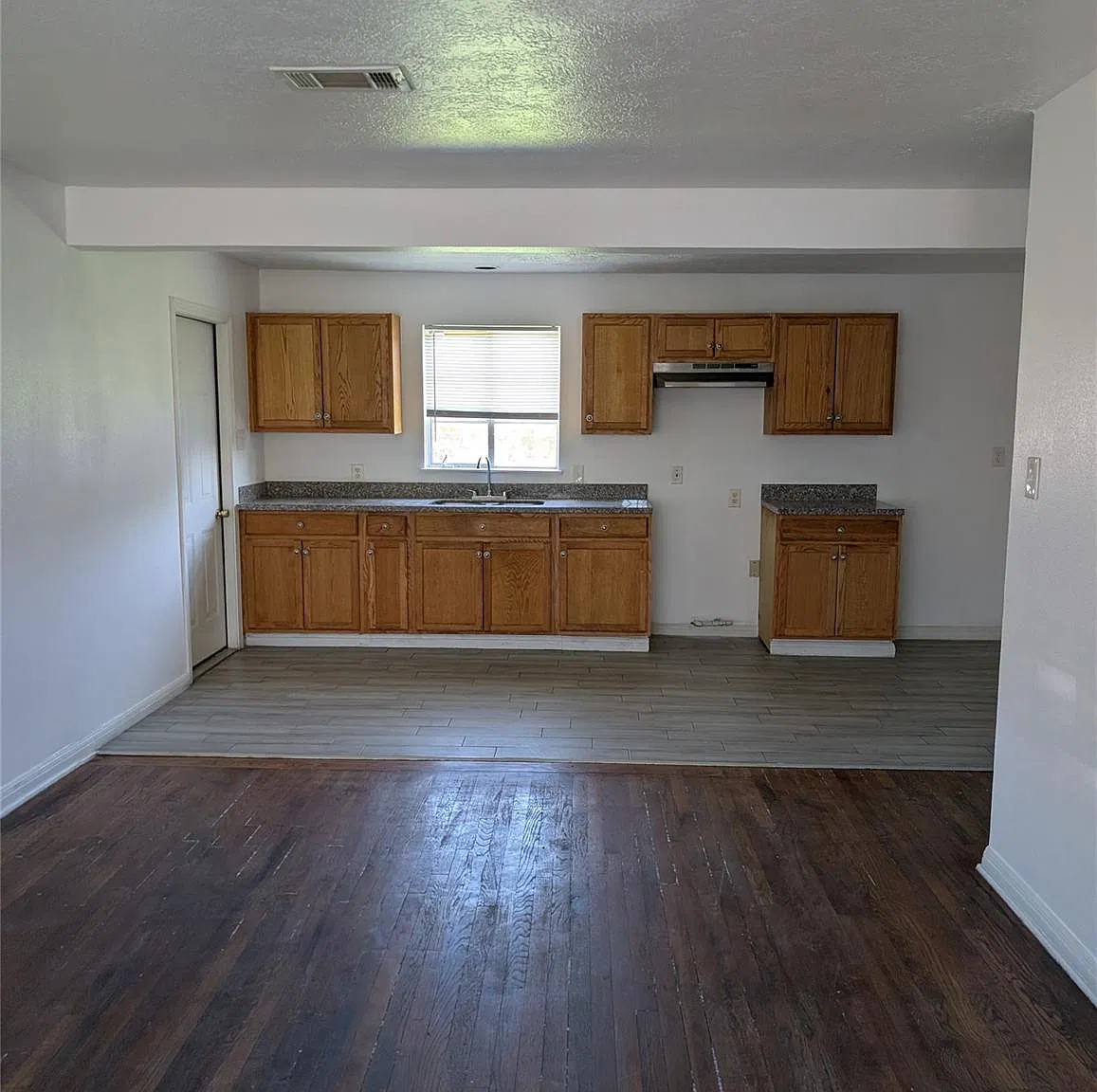 3 bed, 1.0 bath, 919 sqft, $1,600 — Photo 2