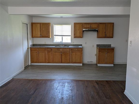 2nd image of 109 E Parker Rd