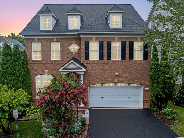 8880 Olive Mae Cir, Fairfax, VA 22031