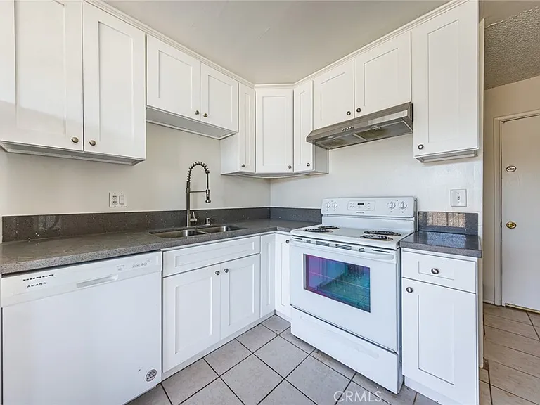 810 E Grand Ave — Photo 5