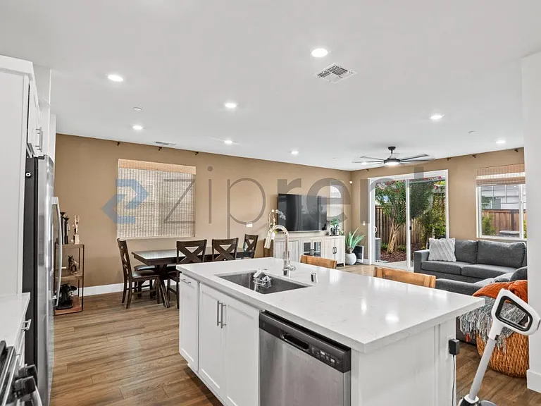 5996 Markham Dr — Photo 14