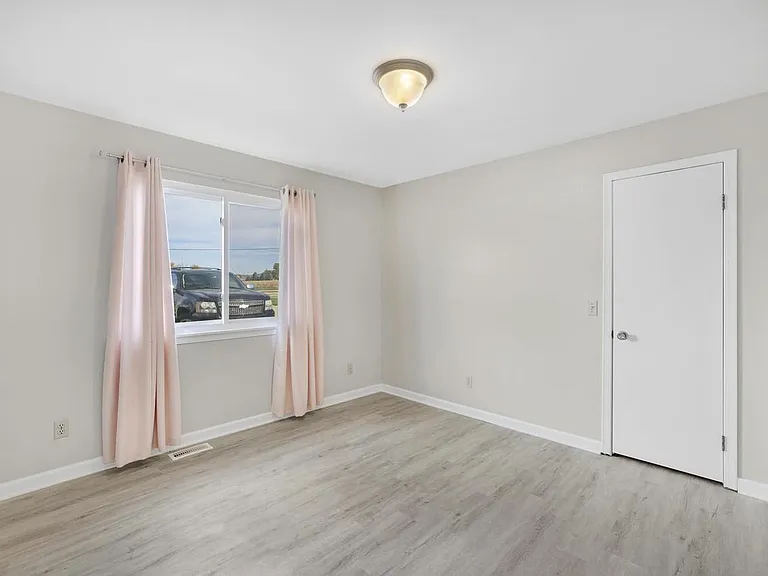 1115 Laura Dr — Photo 19