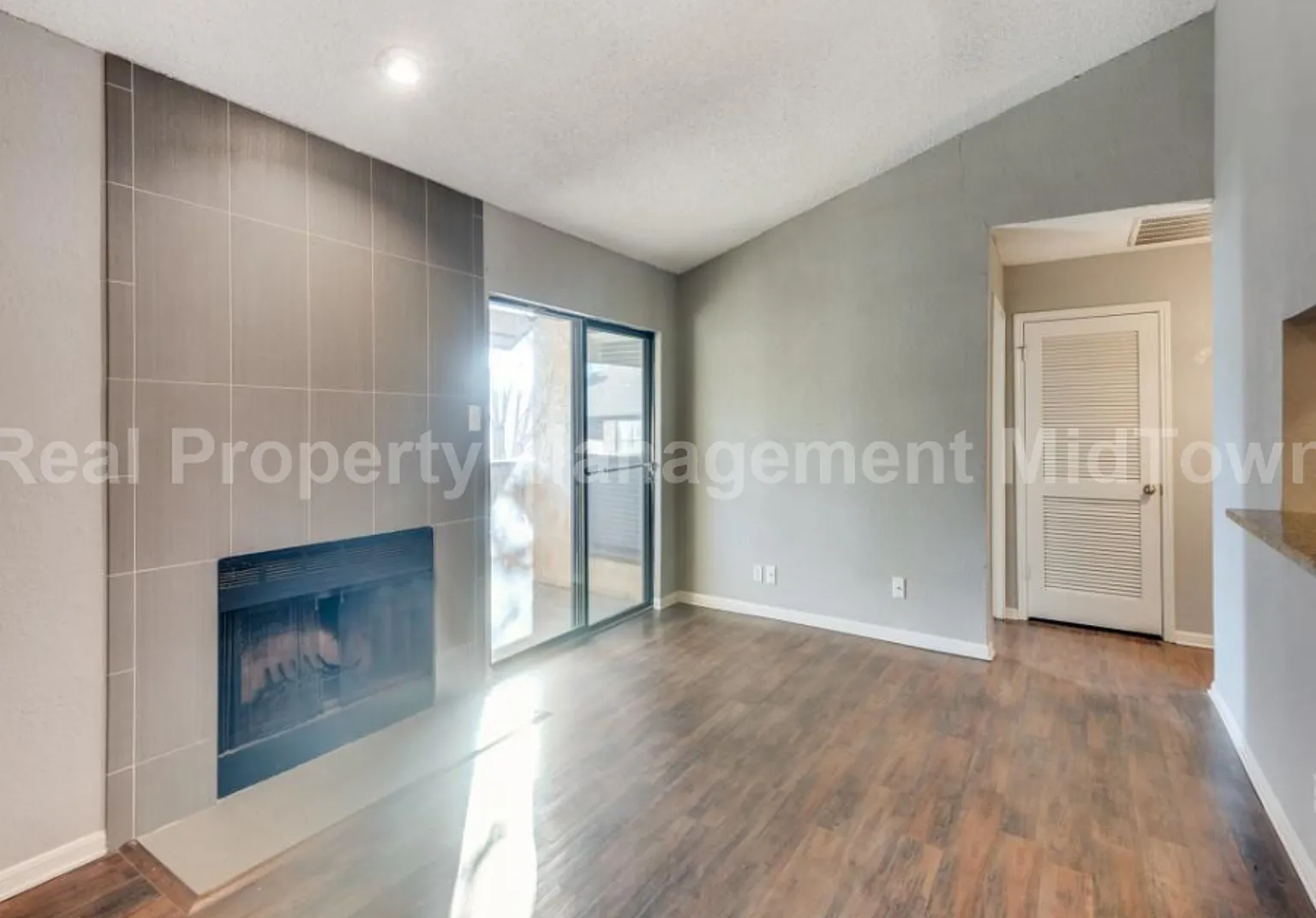 1 bed, 1.0 bath, 656 sqft, $1,200 — Photo 2