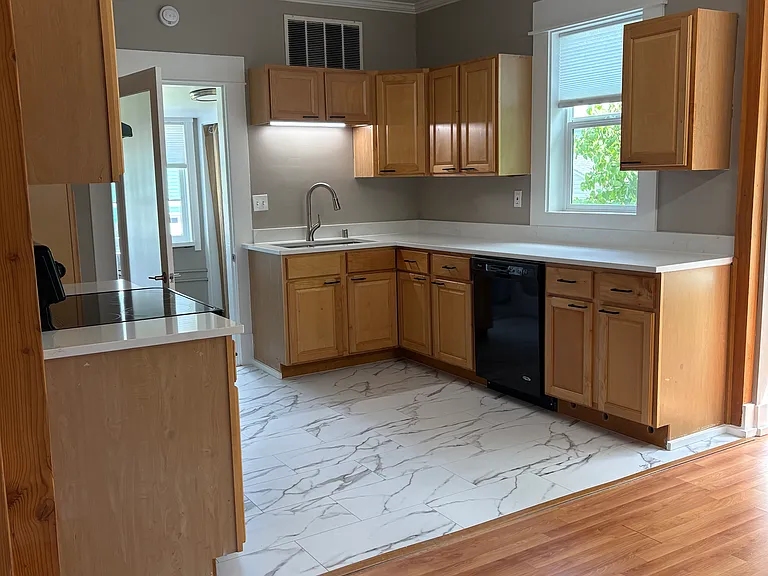 2526 Moore St — Photo 10