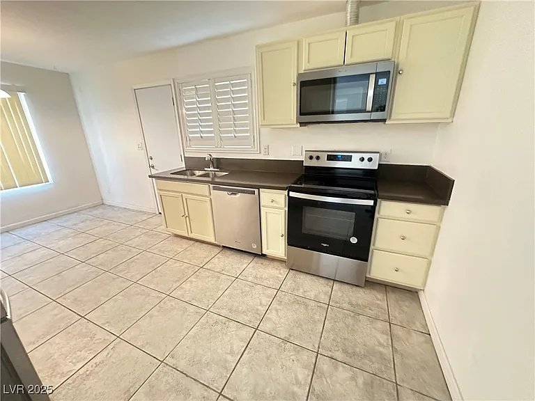 501 Slayton Dr — Photo 7