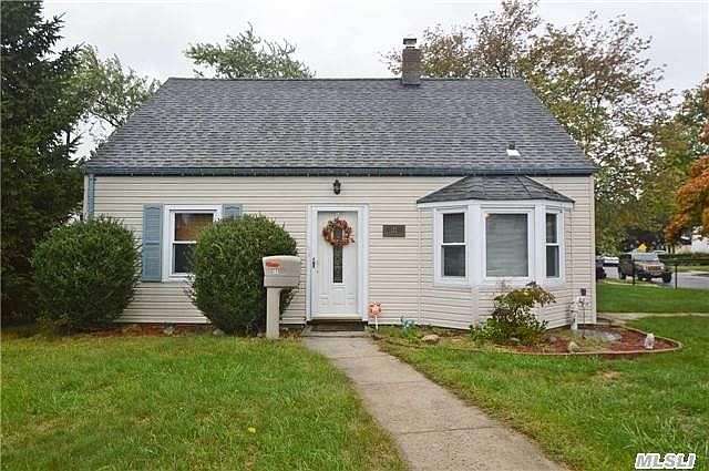 1st image of 122 Wantagh Ave