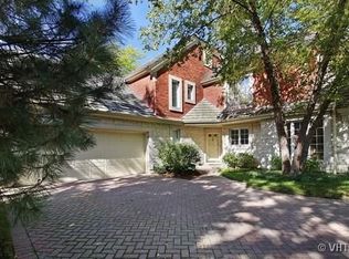 16 Regent Wood Rd, Northfield, IL 60093