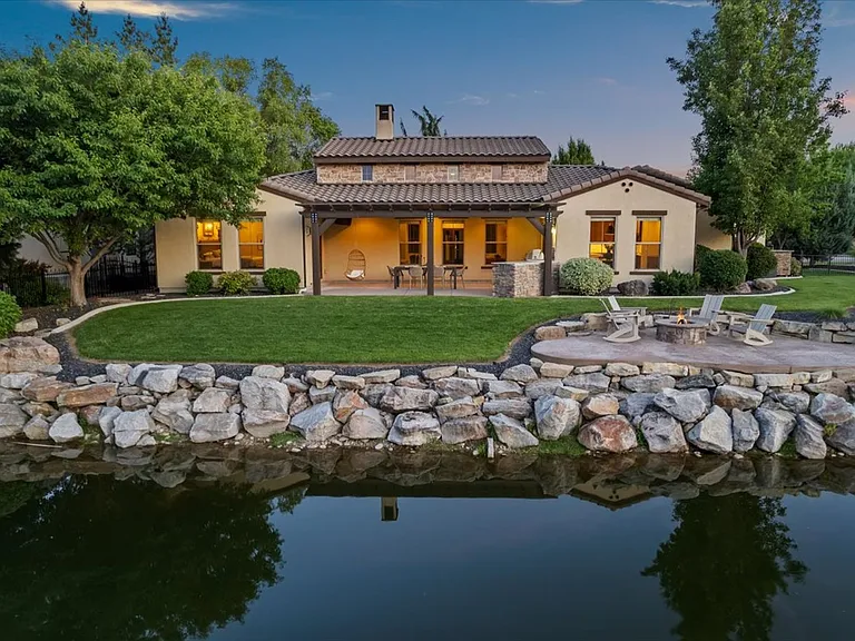 966 W Watersford Dr — Photo 1