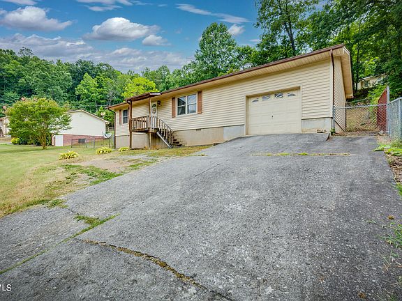 3rd image of 1832 Forest View Dr