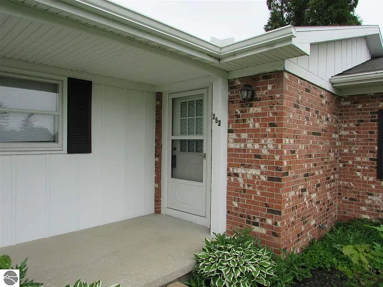 252 N Frost Dr — Photo 3
