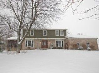 9801 Fox Bluff Ln, Spring Grove, IL 60081