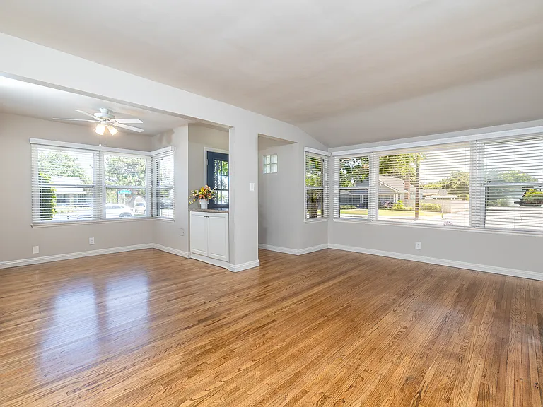 521 E Date St — Photo 9