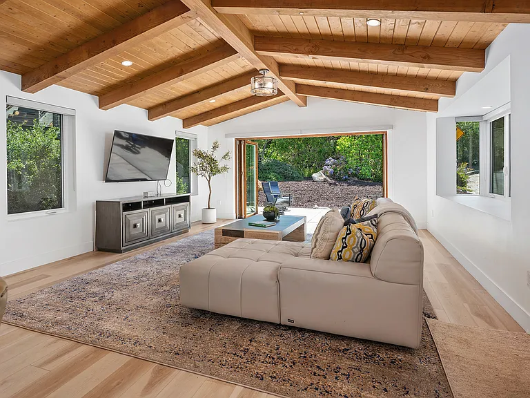 555 Amphitheatre Dr — Photo 35