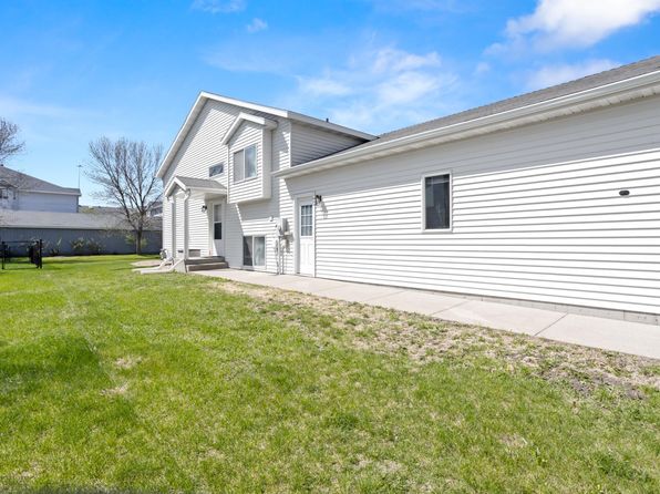 2831 Wheatland Dr S, Fargo, ND 58103