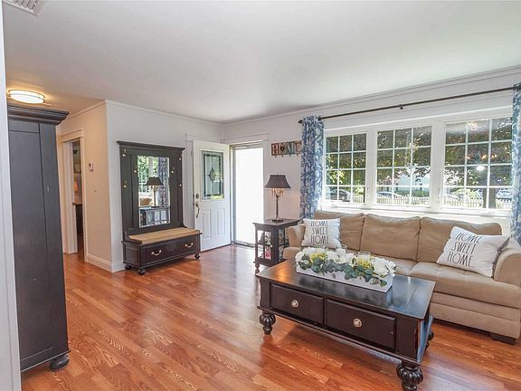 3rd image of 521 Boxwood Dr