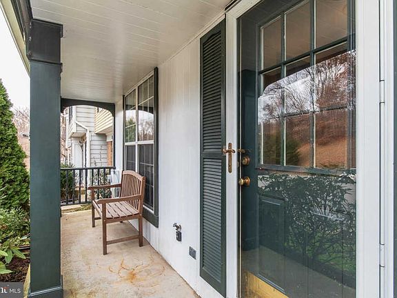 2nd image of 1824 Oxford Sq