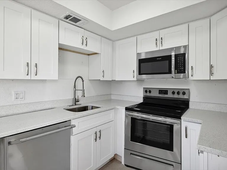 16200 Dublin Cir #1-3-3 — Photo 9