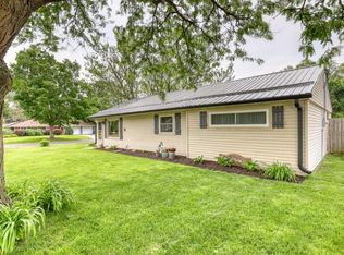 553 Oakland Ave, Mukwonago, WI 53149