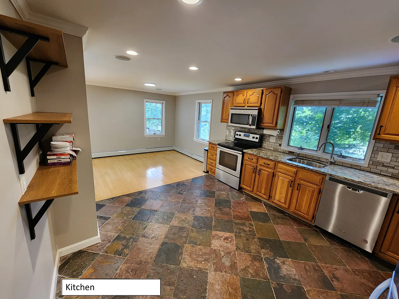 4 bed, 2900 sqft, $4,400 — Photo 2