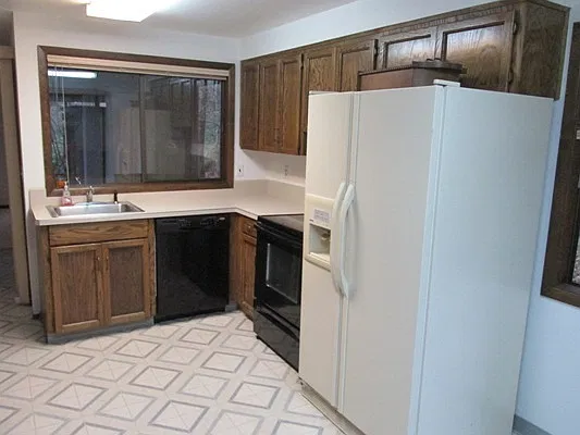 Large one level home with secluded backyard! — Photo 3