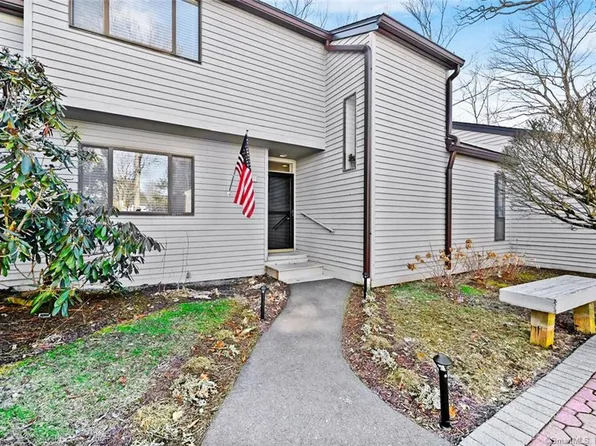 11 Boxwood Ct, Woodbury, CT 06798