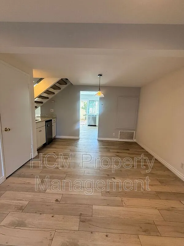 3 bed, 2.5 bath, 1656 sqft, $4,100 — Photo 3