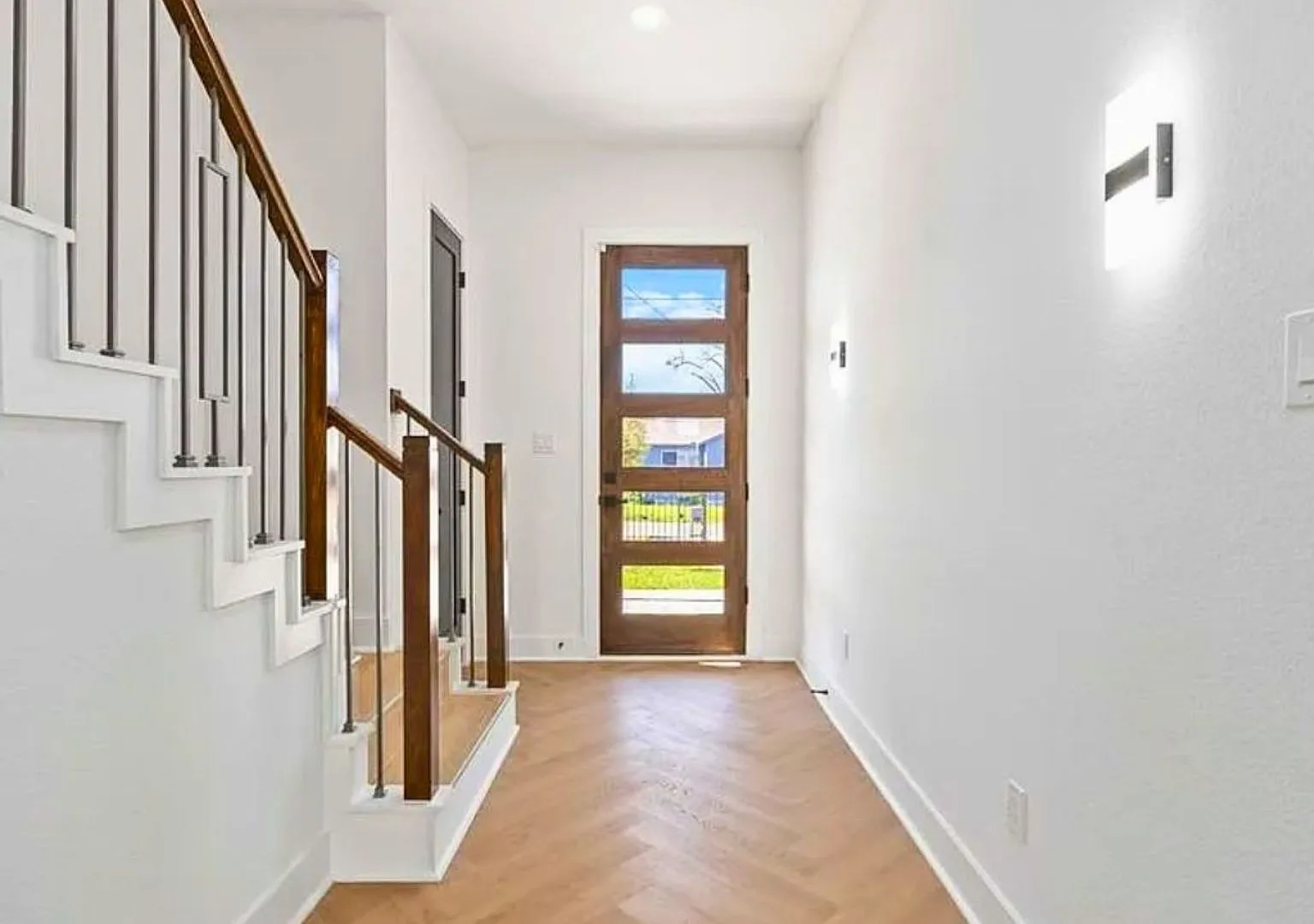 4 bed, 1359 sqft, $2,400 — Photo 3