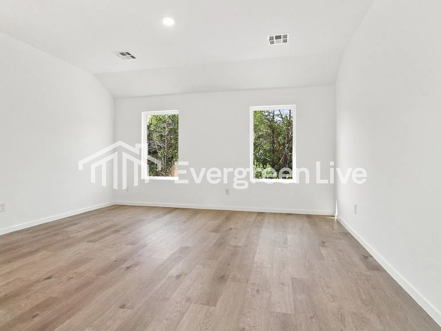 3 bed, 2.0 bath, 1355 sqft, $1,420 — Photo 3