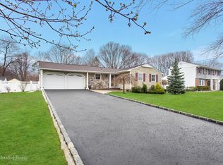 7 Susan Rd, Port Jefferson Station, NY 11776