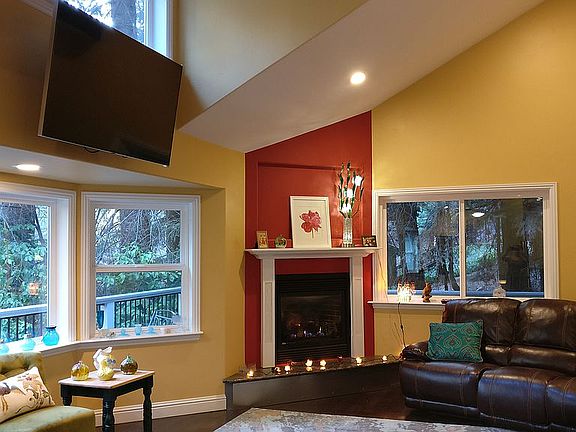 Living Room w/ Gas Fireplace
