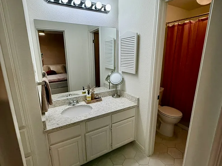 Second floor bedroom, en suite bathroom
