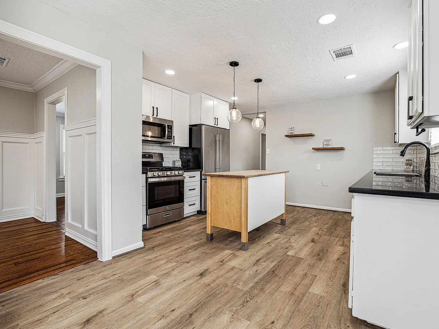4 bed, 2.0 bath, 2009 sqft, $2,995 — Photo 4