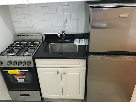 Rented by Salon Realty Corp | media 3