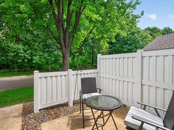 401 Leeward Trl, Woodbury, MN 55129