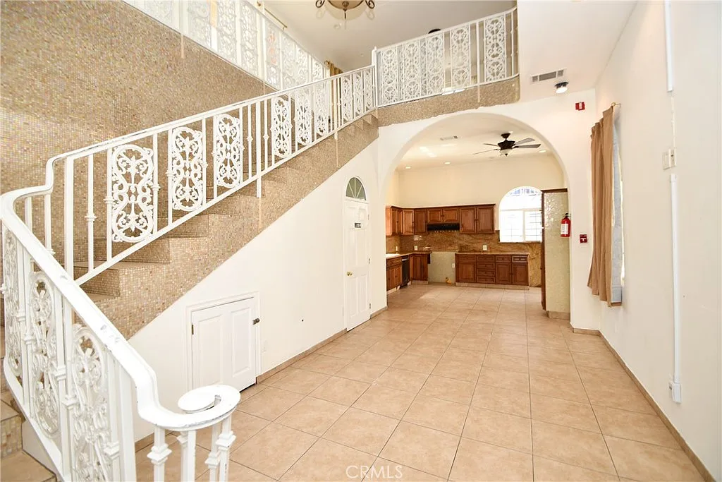 9 bed, 4624 sqft, $15,000 — Photo 1