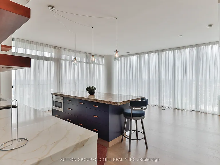 105 The Queensway #2110 — Photo 2